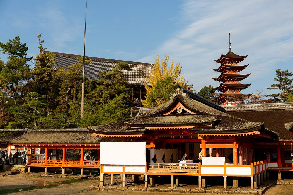 広島の厳島神社 中国地方の方言のイメージ