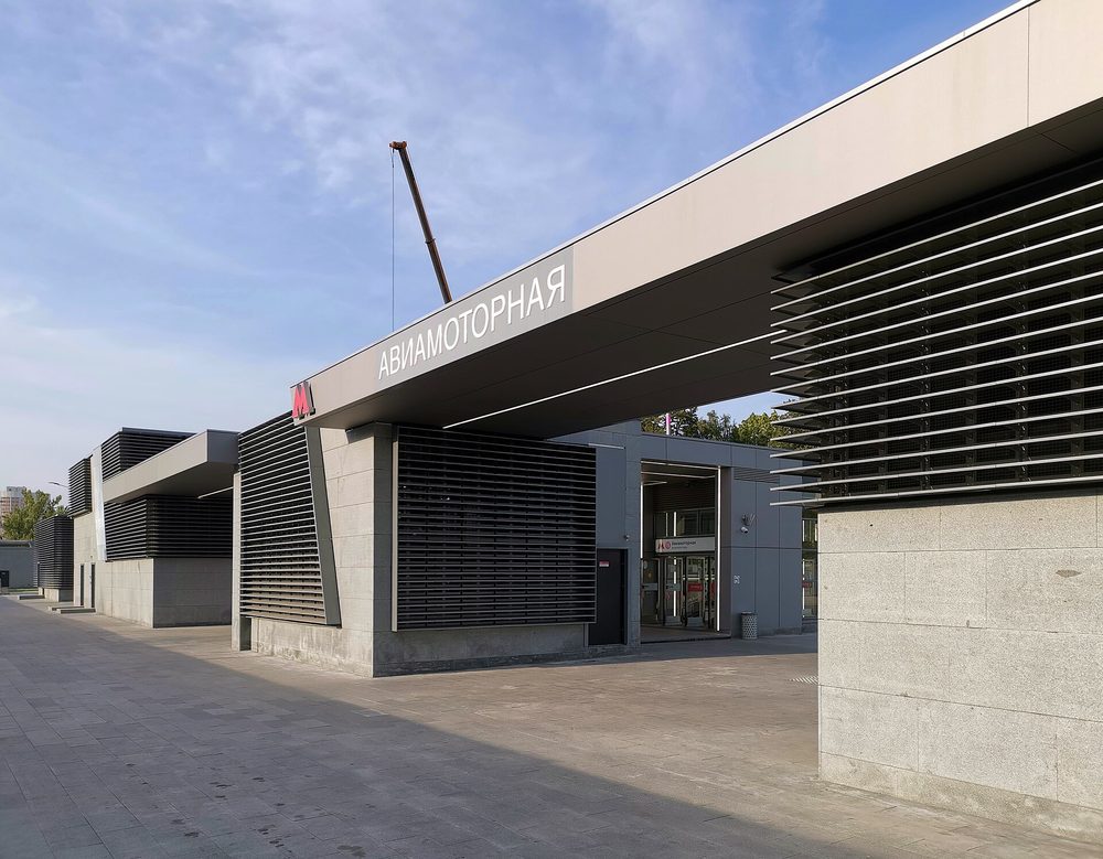 モスクワの地下鉄駅「АВИАМОТОРНАЯ(アヴィアモトルナヤ)」のキリル文字の駅名表示