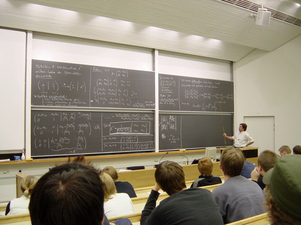 大学の講義を受ける学生たち
