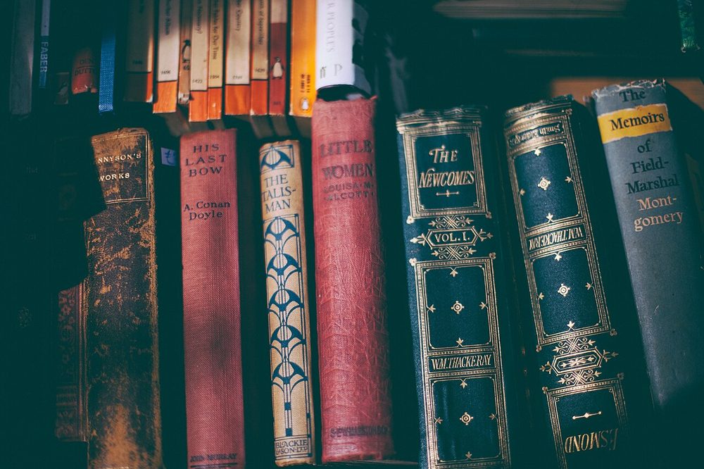 本棚に並ぶ英語の古い書物