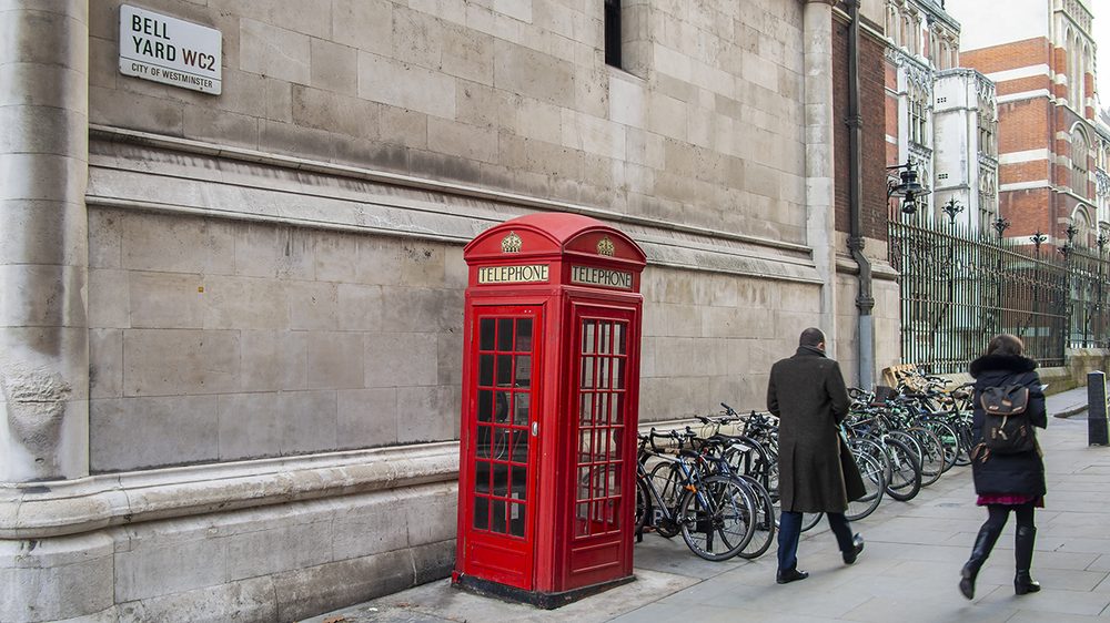 ロンドンの赤い電話ボックスと街並み