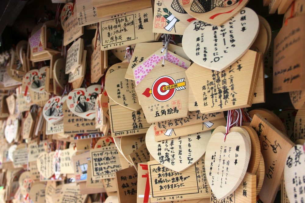 神社に奉納された絵馬と干支・十二支にまつわる日本の年中行事