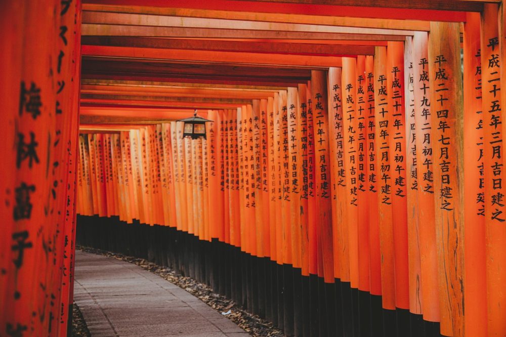 朱色の鳥居が連なる神社と十二支の由来をイメージした和の風景