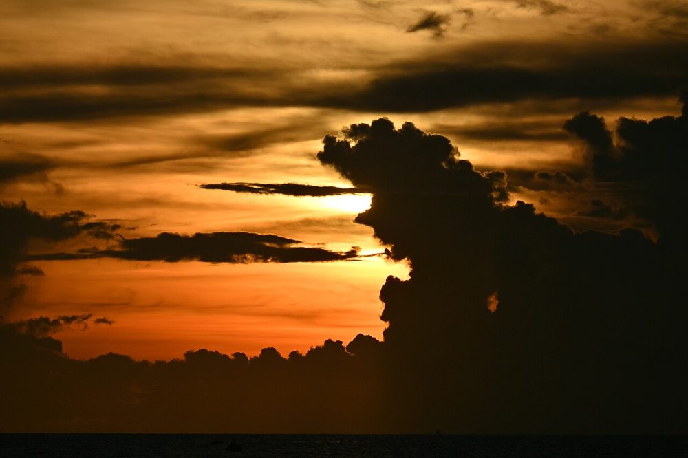 夕焼けに染まる空と入道雲。エヴァンゲリオンの終末的な世界観を思わせる空模様