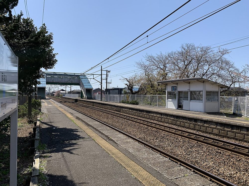 日本のローカル線の駅のホーム。エヴァンゲリオンの作中でも繰り返し登場する駅の風景