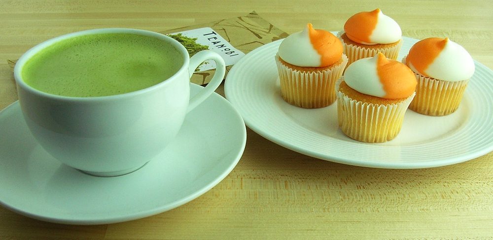 抹茶ラテとカップケーキ