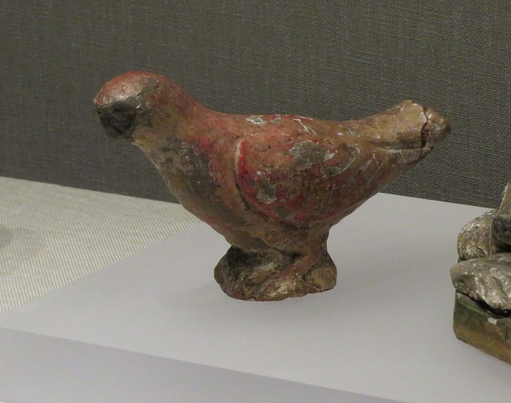 南を守る四神・朱雀をかたどった赤い霊鳥の像