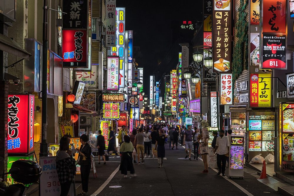 夜の歌舞伎町のネオン街(かぶき町のモデル)