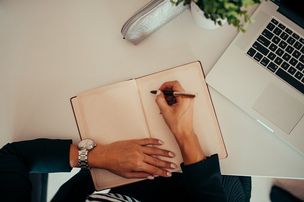 ノートに手書きする手 語呂合わせを自分で作るイメージ