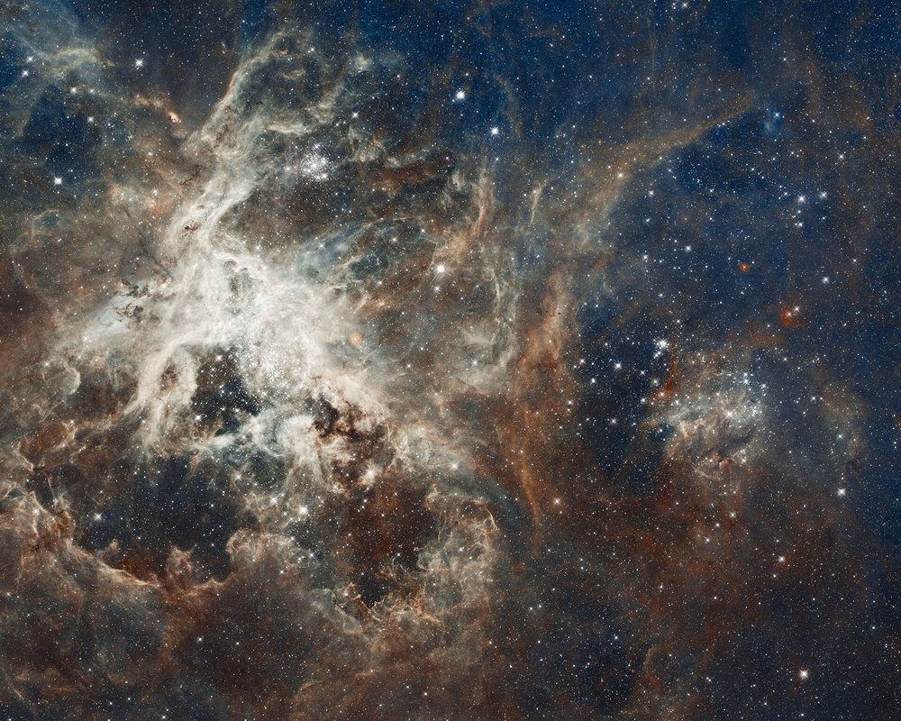 色鮮やかな星雲と無数の星々