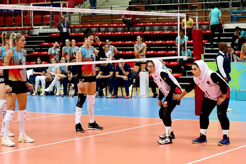 バレーボールのネットとボール