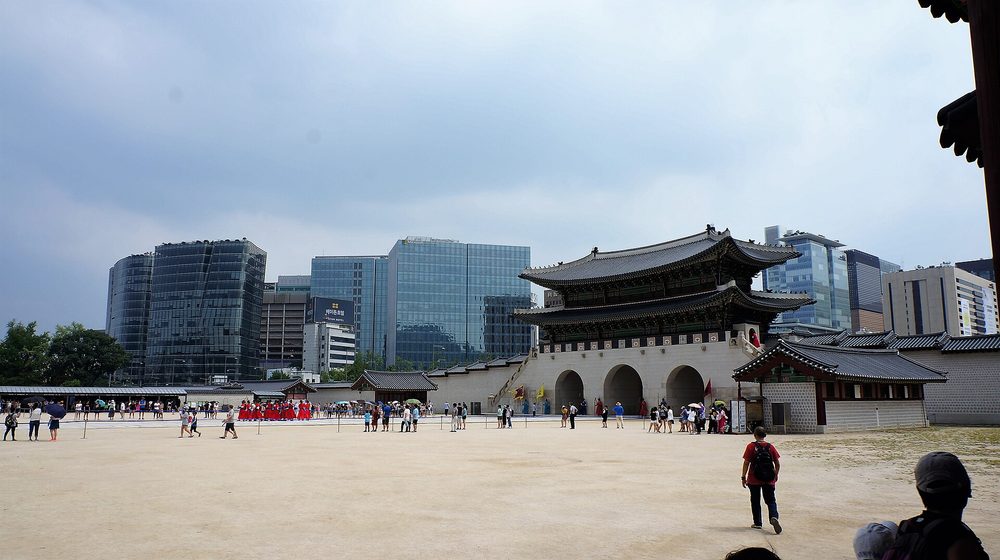 韓国・景福宮の光化門と現代の街並み