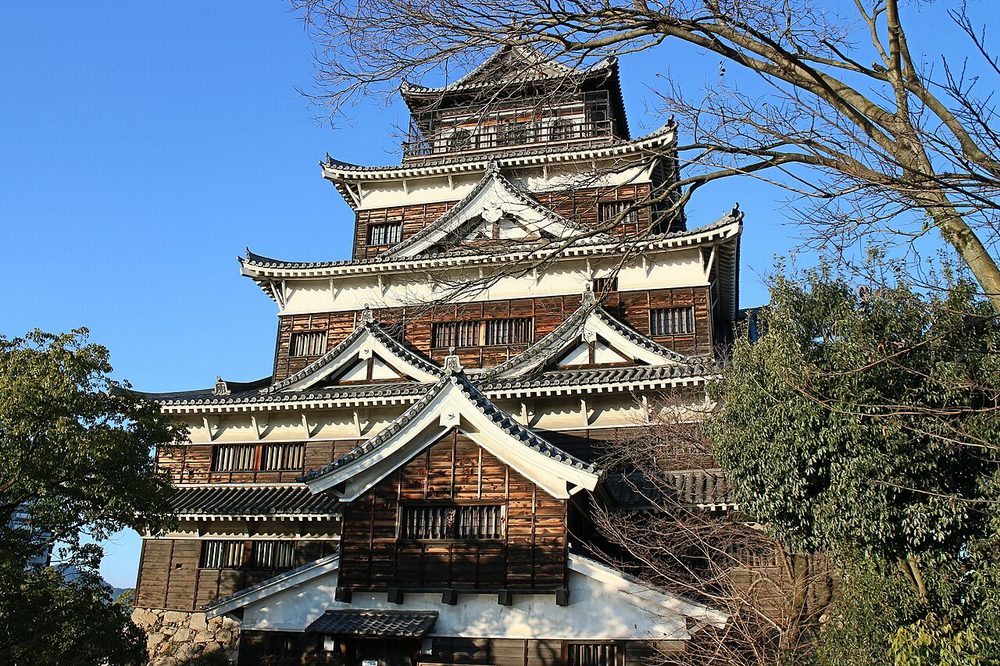 青空にそびえる広島城の天守