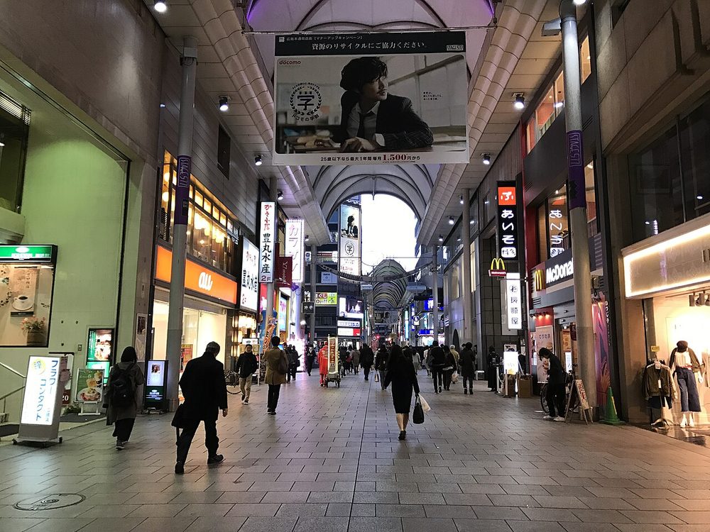 夕暮れの広島本通り商店街