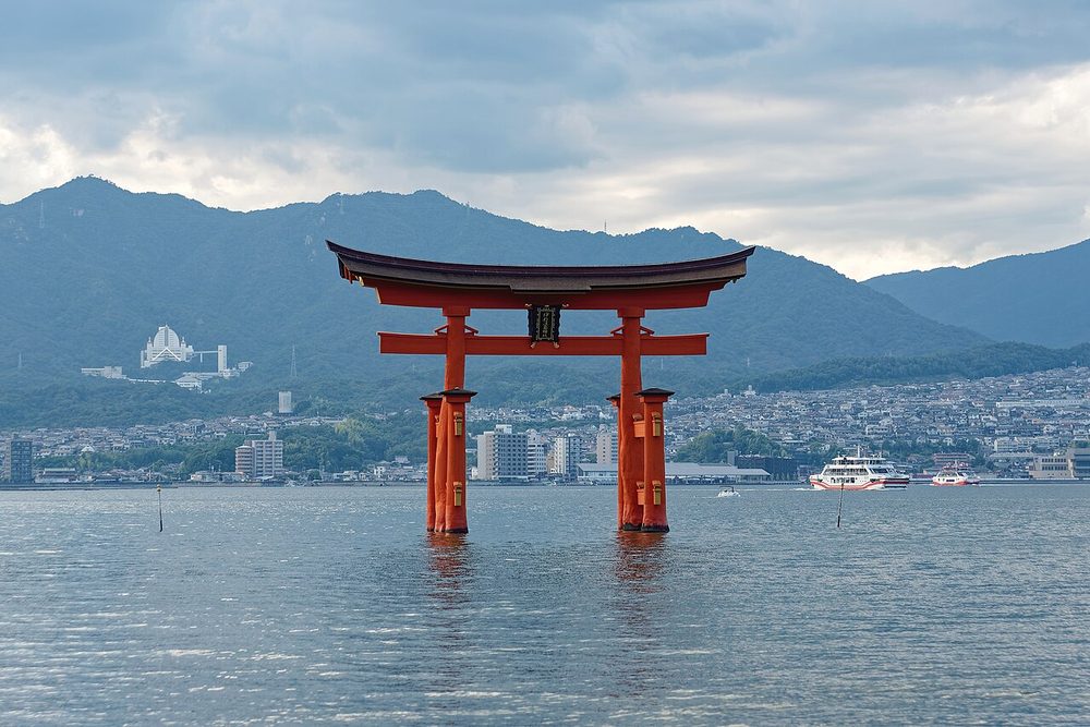 海に立つ厳島神社の朱色の大鳥居