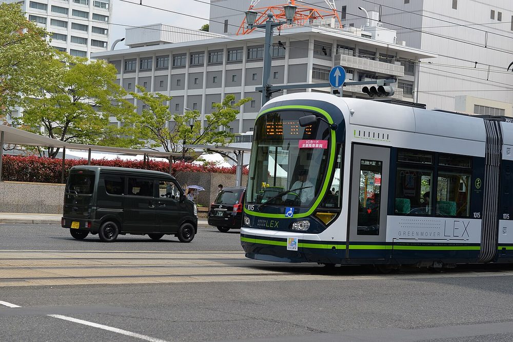 広島の街を走る路面電車（広島電鉄）