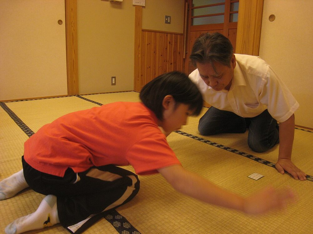 畳の上でかるたをする二人 一人称・二人称のイメージ