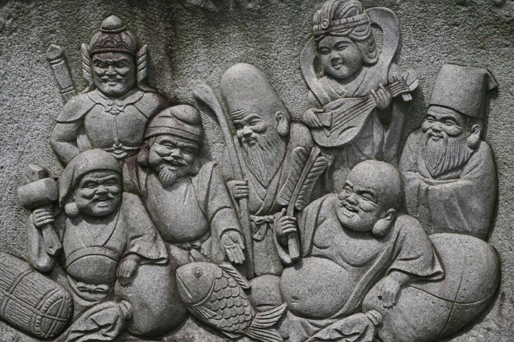 七福神の石像レリーフ。恵比寿・大黒天・毘沙門天・弁財天・福禄寿・寿老人・布袋の7柱