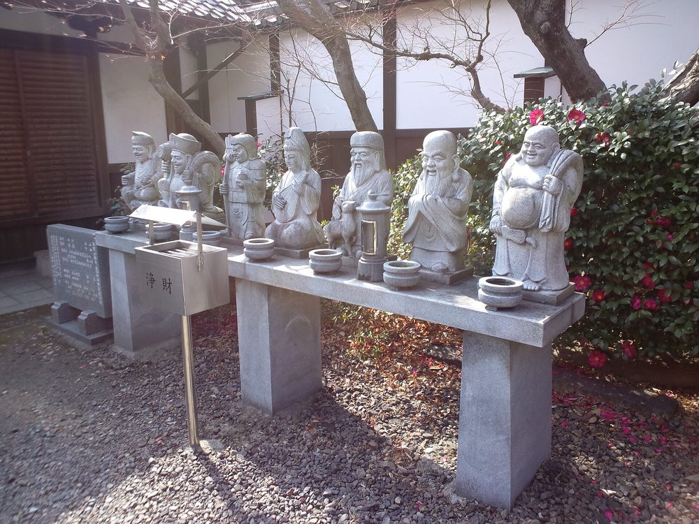 寺院に並ぶ七福神の石像