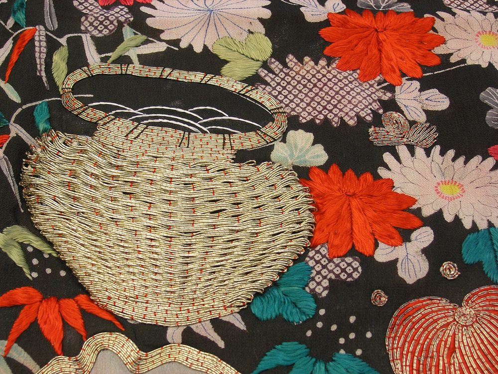 日本の伝統色を映す着物の刺繍裂