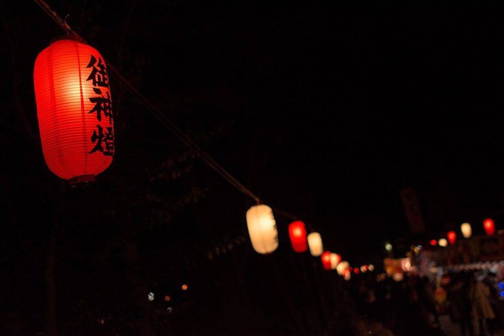夜に灯る神社の赤い提灯