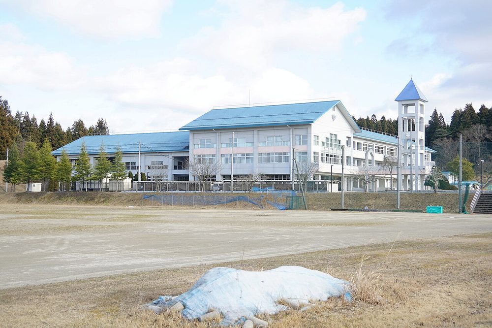日本の学校の校舎とグラウンド
