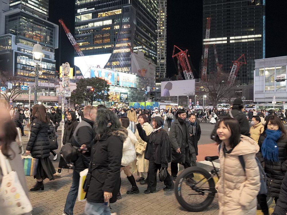 夜の渋谷スクランブル交差点の雑踏