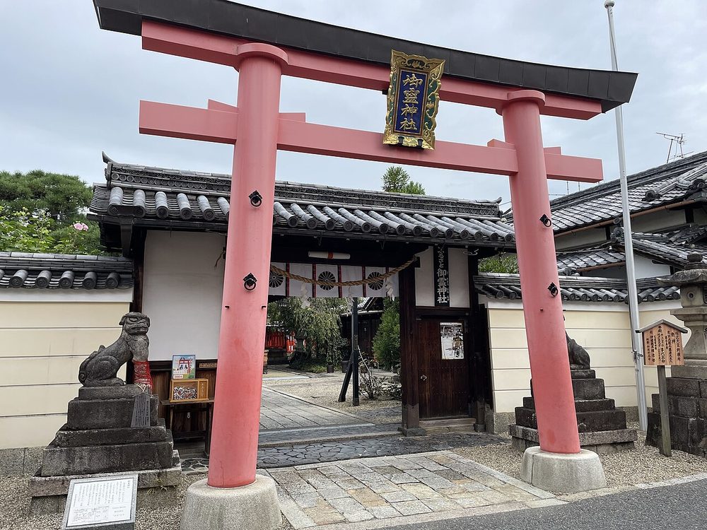 朱色の鳥居と神社 神事は多くの十二直で吉とされる