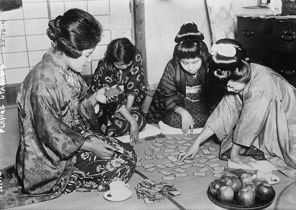 百人一首のうた歌留多で遊ぶ着物姿の女性たち