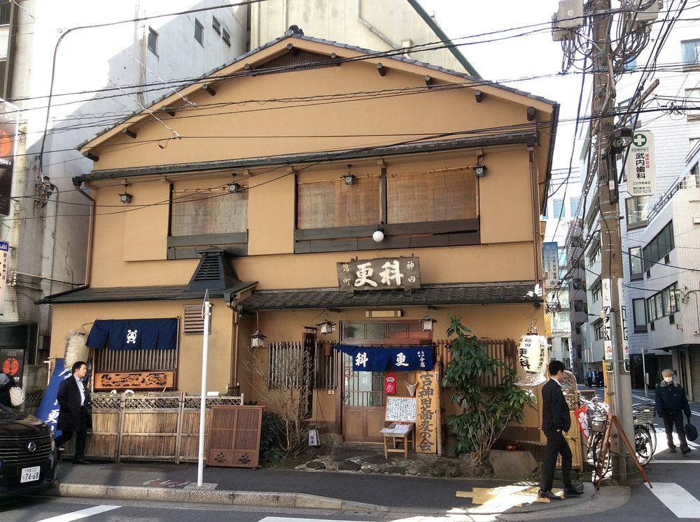 暖簾のかかった伝統的な蕎麦屋の店構え