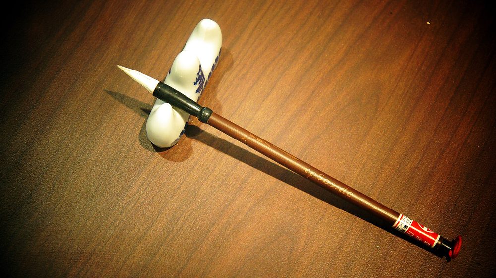 書道の筆と筆置き