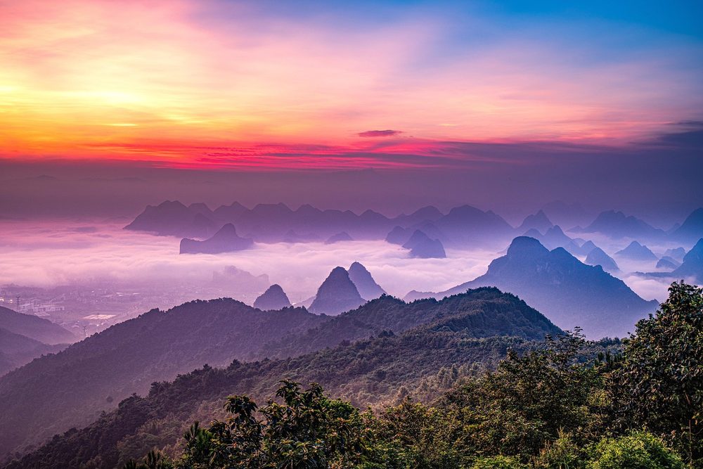 霧に包まれた中国の山水風景