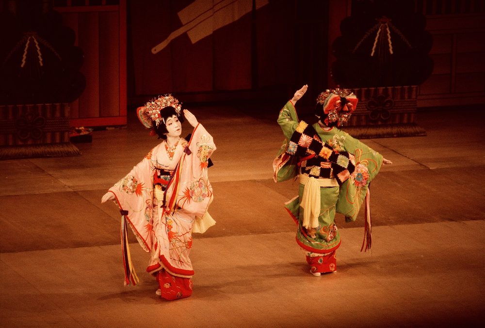 京都の花街で舞を披露する舞妓と芸妓