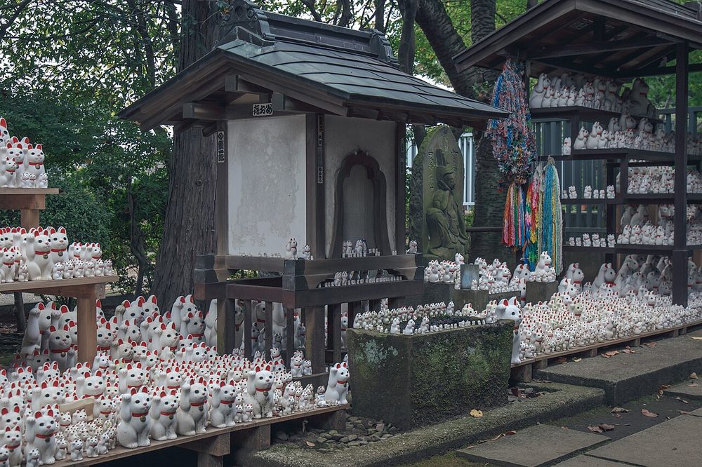 豪徳寺に並ぶ招き猫の縁起物