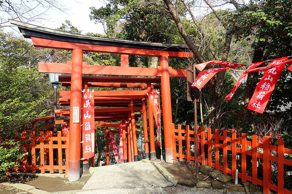 朱色の鳥居が連なる神社（吉日のお参り）