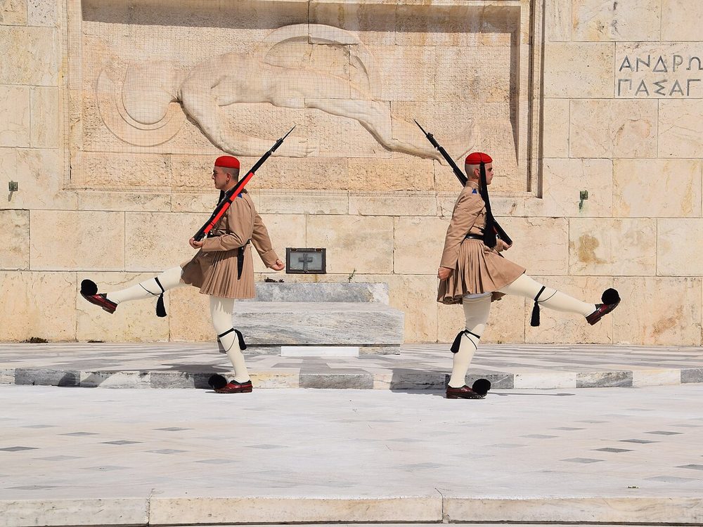 フスタネラを着たギリシャの儀仗兵エヴゾネス