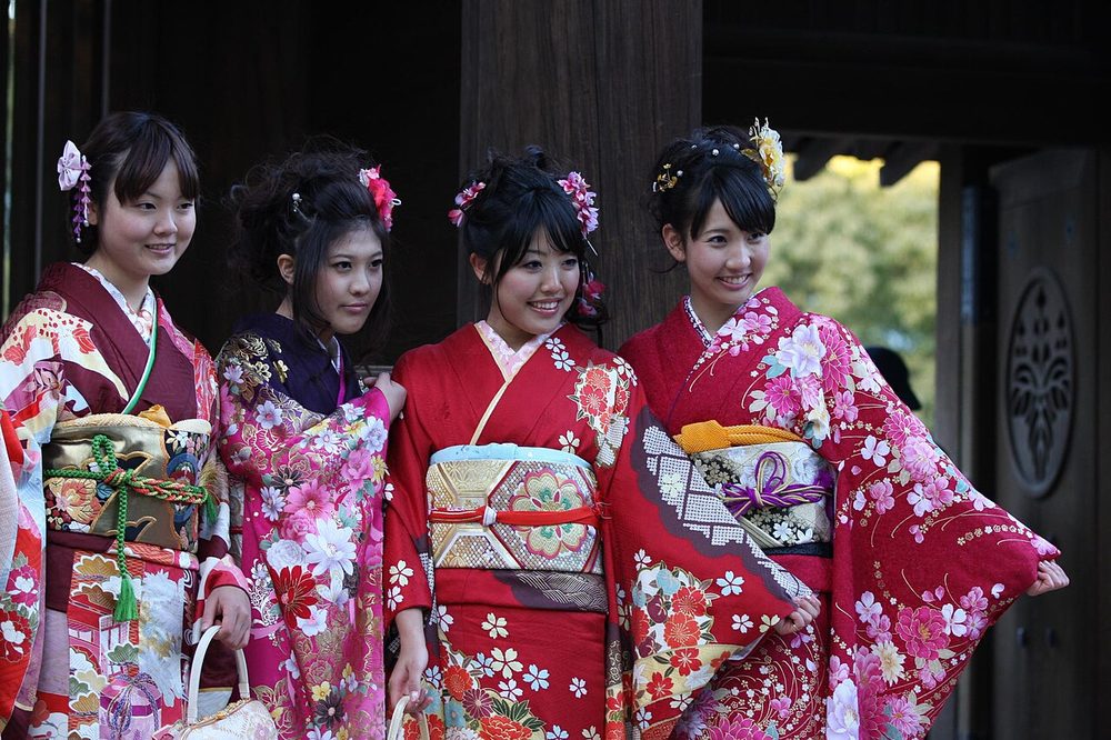 振袖を着た日本の女性たち（着物）