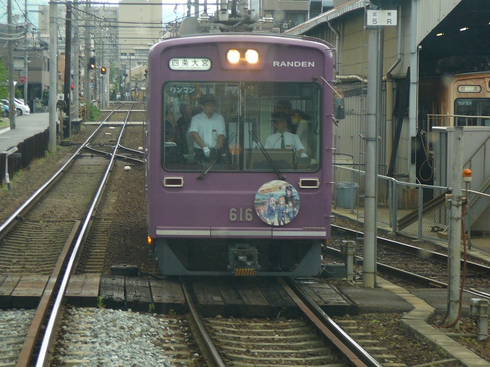 京都を走る嵐電(京福電鉄)の電車