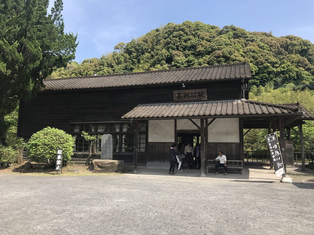 肥薩線・嘉例川駅のレトロな木造駅舎