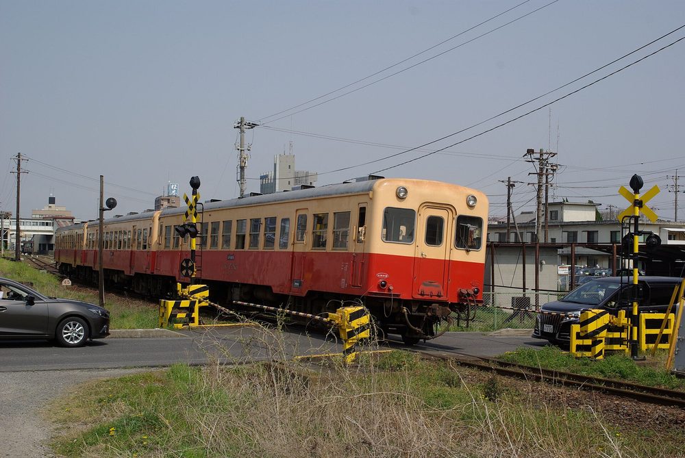 里山を走る小湊鐵道のローカル列車
