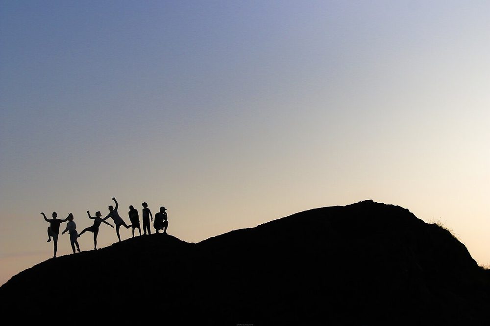 夕暮れに集まる友達のシルエット あだ名で盛り上がる仲間