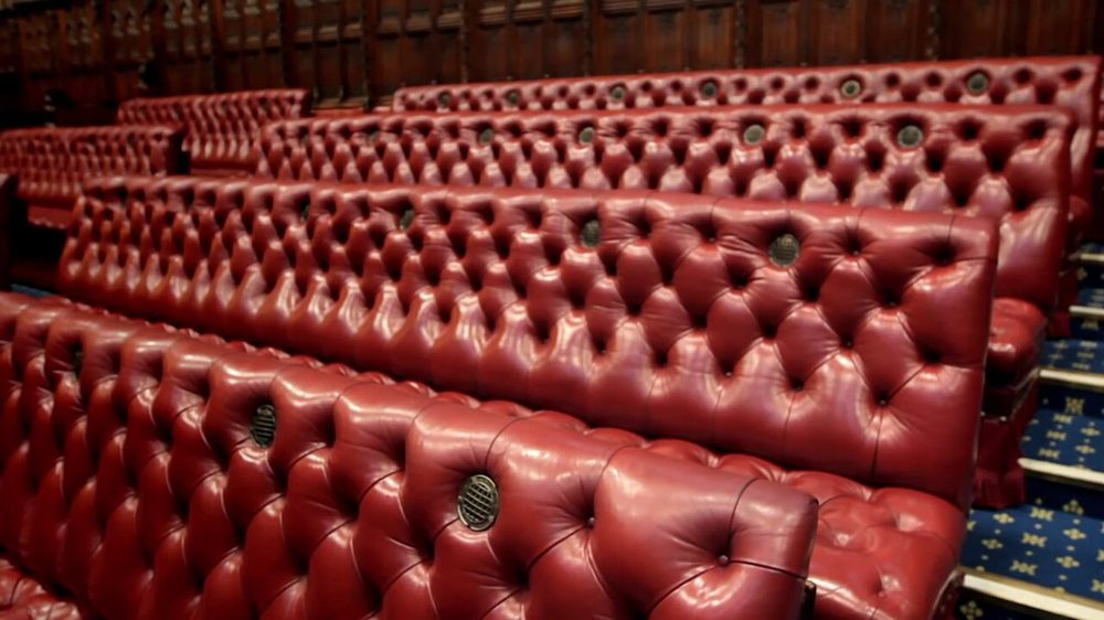 イギリス貴族院の赤い革張りベンチ 上院の議席