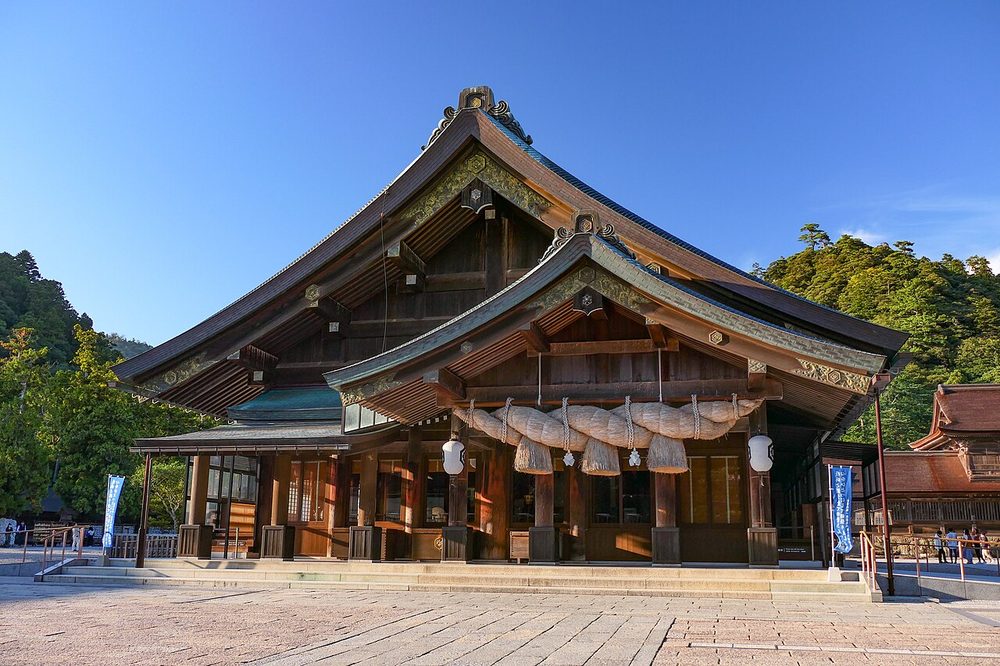 島根県の出雲大社の本殿と大しめ縄