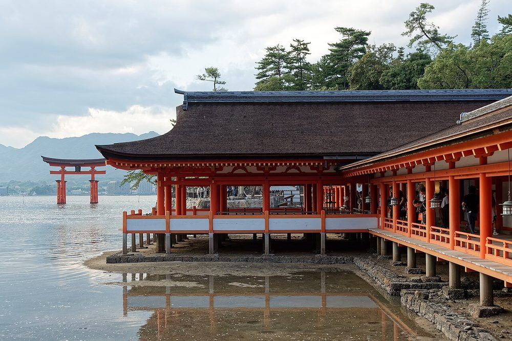 厳島神社と海上の鳥居