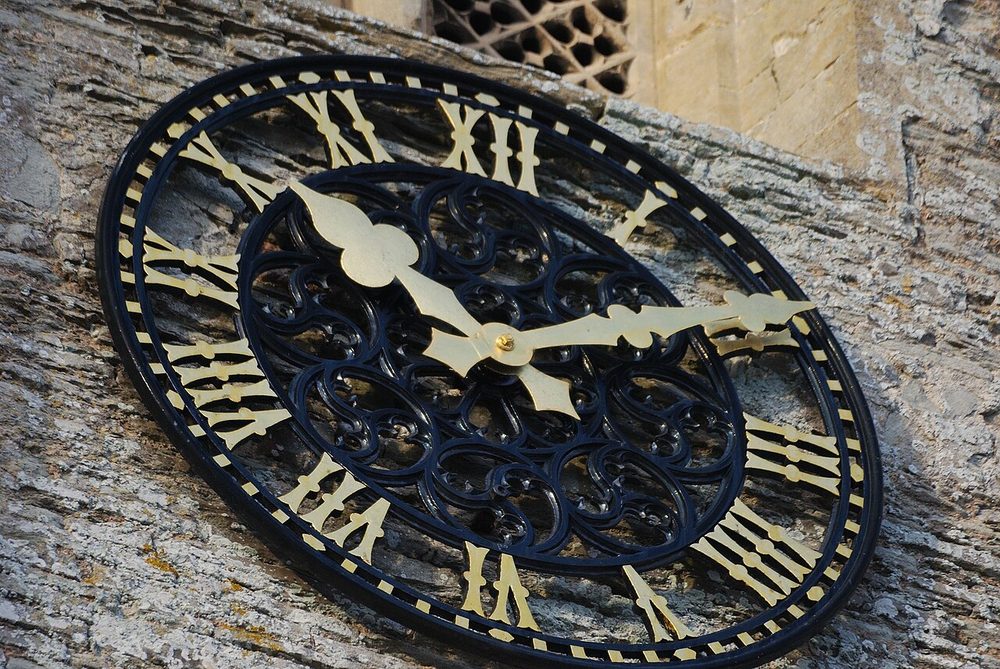 4の位置がIIIIと表記されたローマ数字の時計