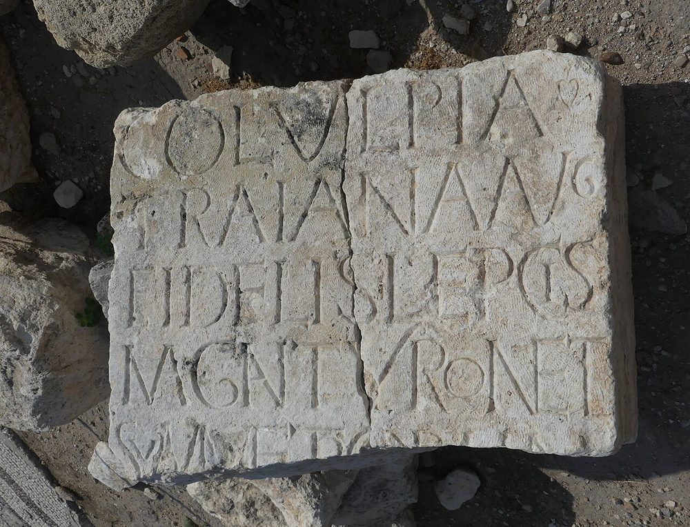 古代ローマのラテン語が刻まれた石碑