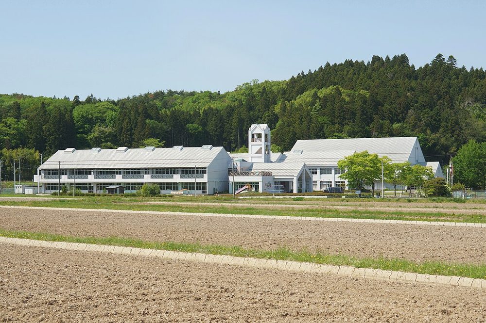 のどかな田園地帯に立つ学校の校舎