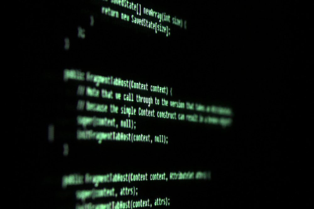暗い画面に表示されたコンピューターのコード