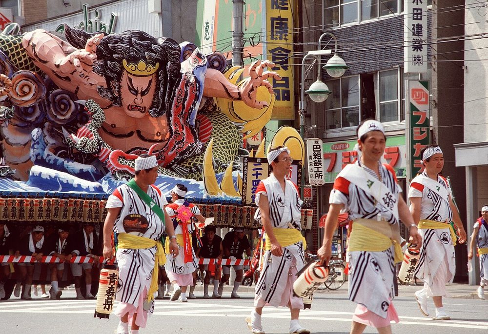 青森ねぶた祭で武者をかたどった巨大なねぶたと跳人たち