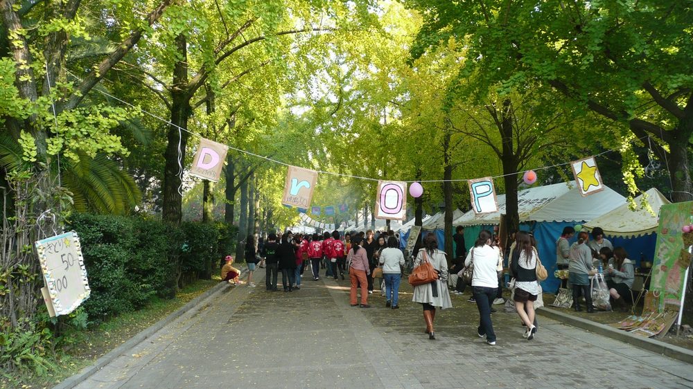 大学の学園祭で模擬店が並ぶキャンパスの通り